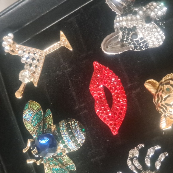 Elegant Gold and Silver Brooches - Picture 7 of 11